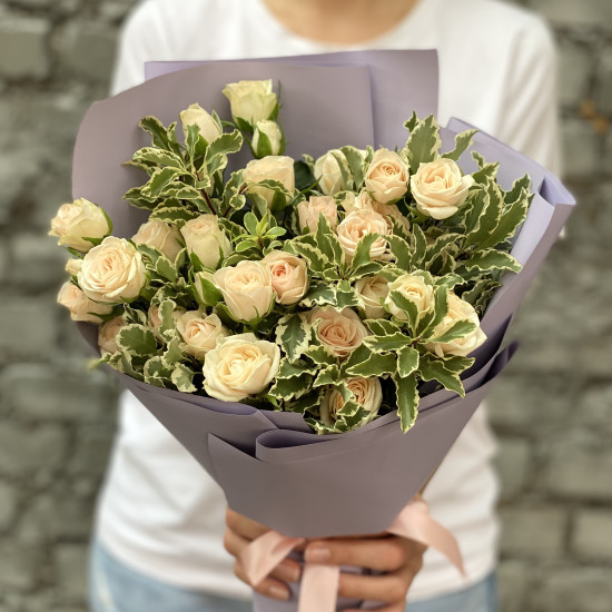 Кустовая роза Букет из 7 кремовых кустовых роз с зеленью
